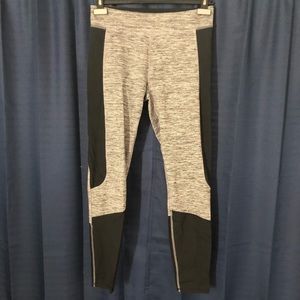 Women’s Champion Leggings w back zip pocket  Sz M